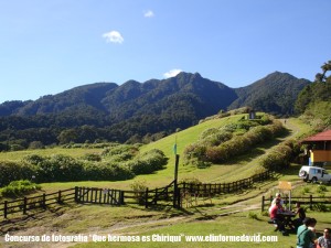 Este paisaje es en el sendero Los Quetzales, Cerro Punta, es la casa de los guarda bosque donde puedes merendar, y pasar un rato agradable